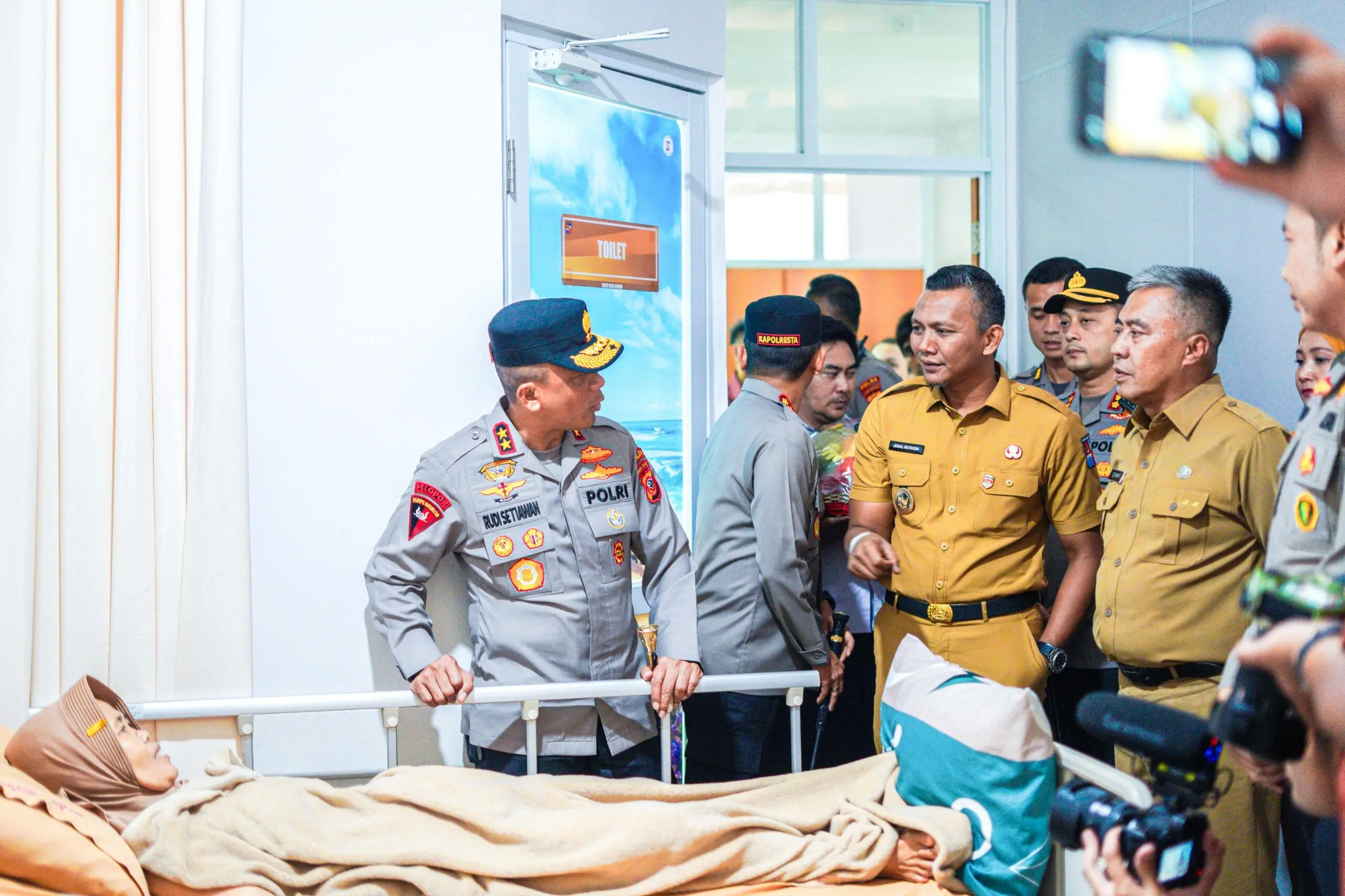 Dampingi Kapolda Jabar, Jenal Mutaqin Pastikan RSUD Tangani Korban Robohnya Majelis Taklim