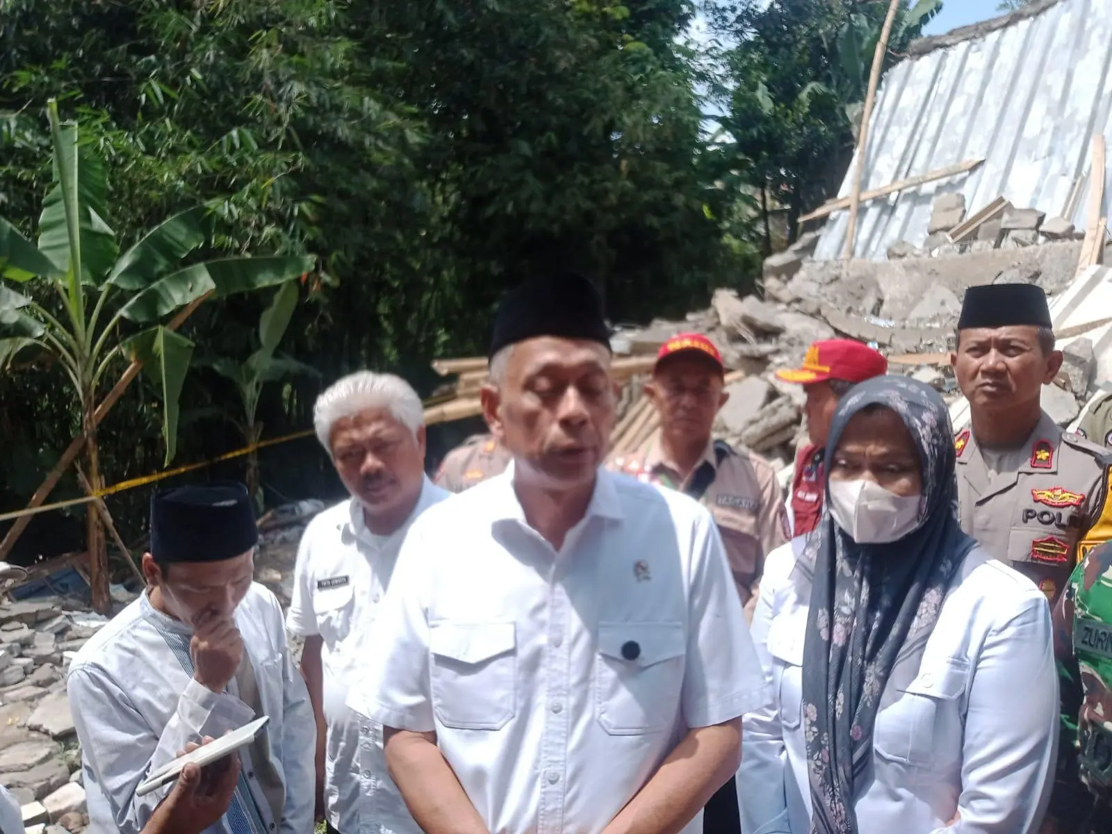 Wamensos Tinjau Lokasi Ambrugnya Bangunan Majelis TaKlim Di Ciomas 