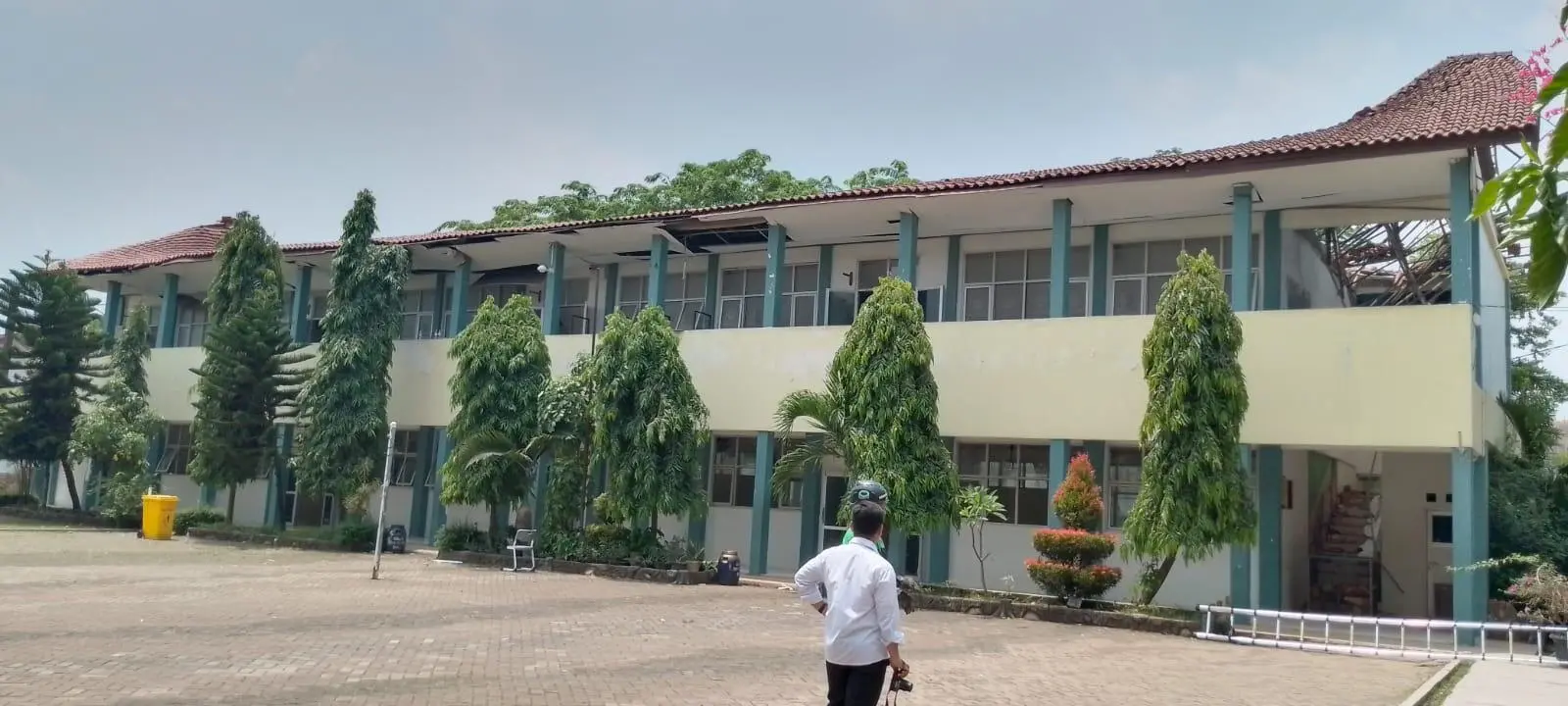 ‎Atap SMKN 1 Cileungsi Ambruk, Puluhan Siswa Alami Luka