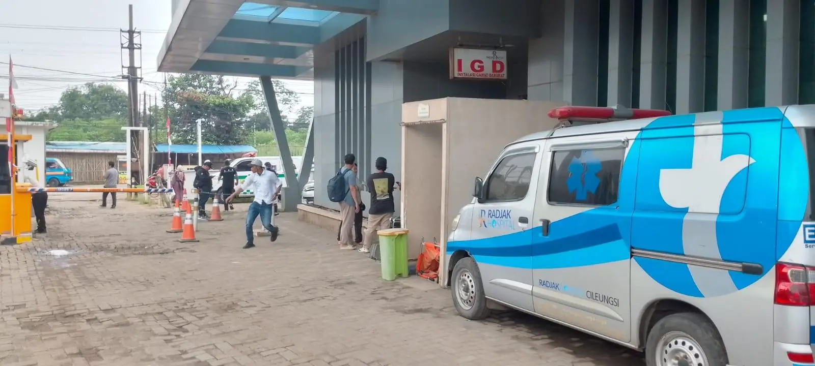 ‎Manajemen RS Radjak Hospital Halangi Wartawan Liputan Korban Ambruknya Atap SMKN 1 Cileungsi  ‎