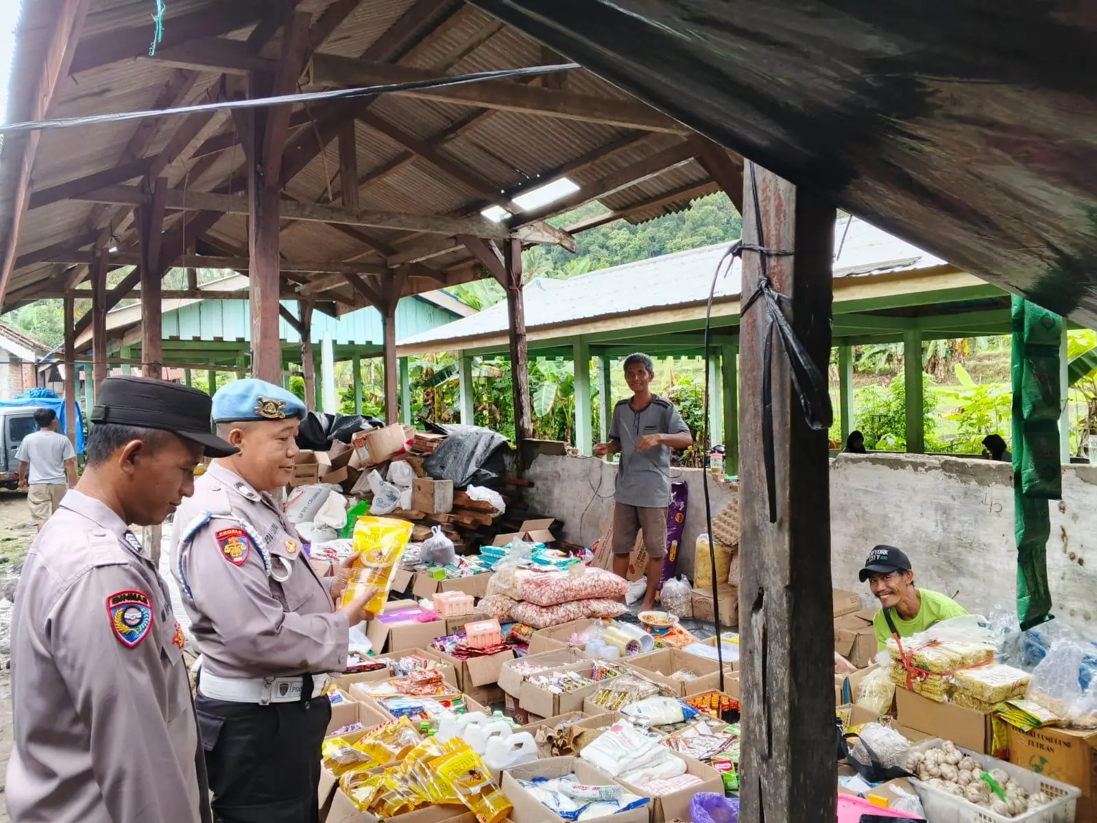 Polsek Pesisir Utara Laksanakan Pengamanan Kegiatan Masyarakat di Pasar Pekon Lemong