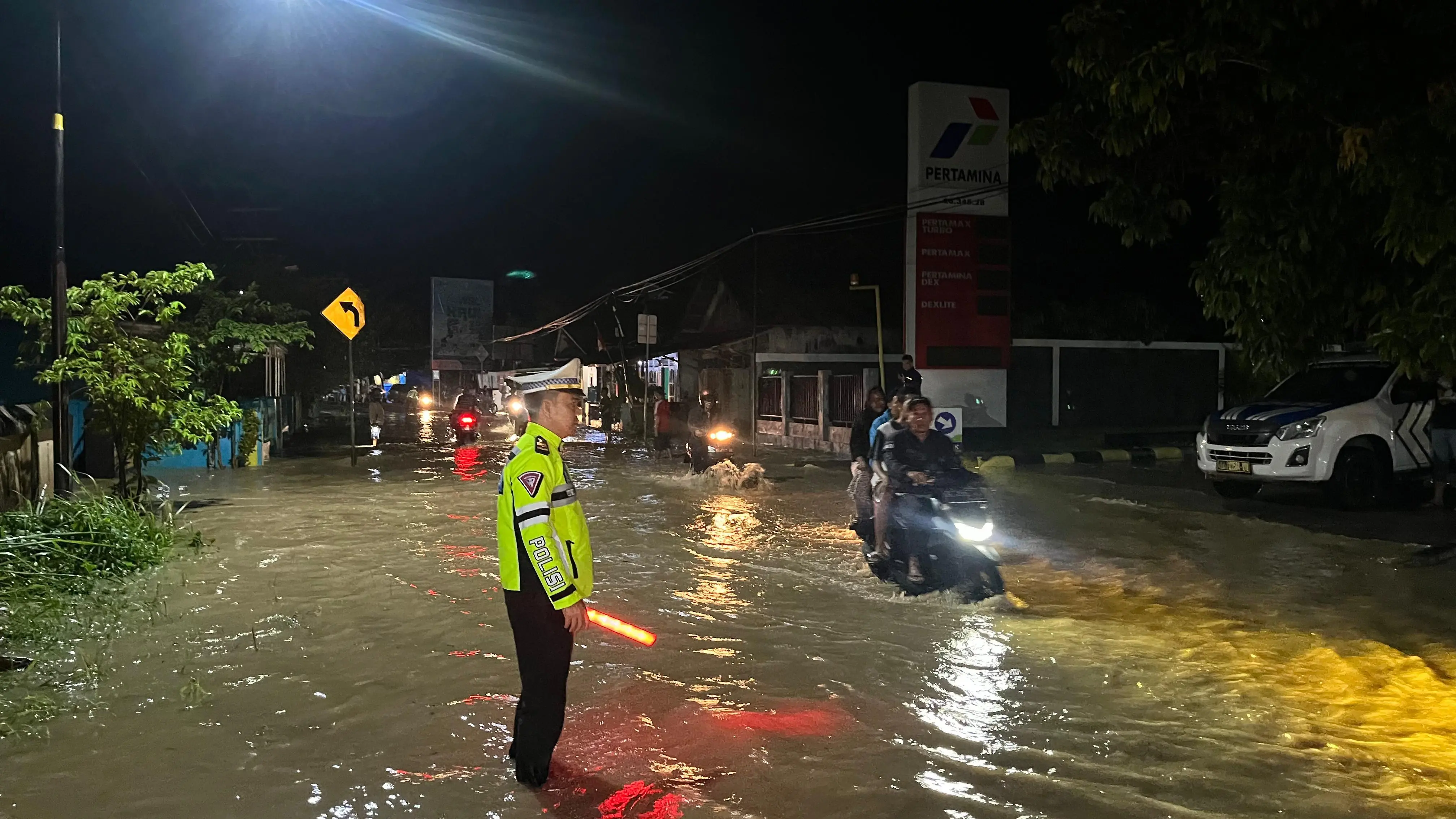Sat Lantas Polres Pesisir Barat lakukan pengaturan Lalu Lintas Akibat banjir hingga menutup badan jalan