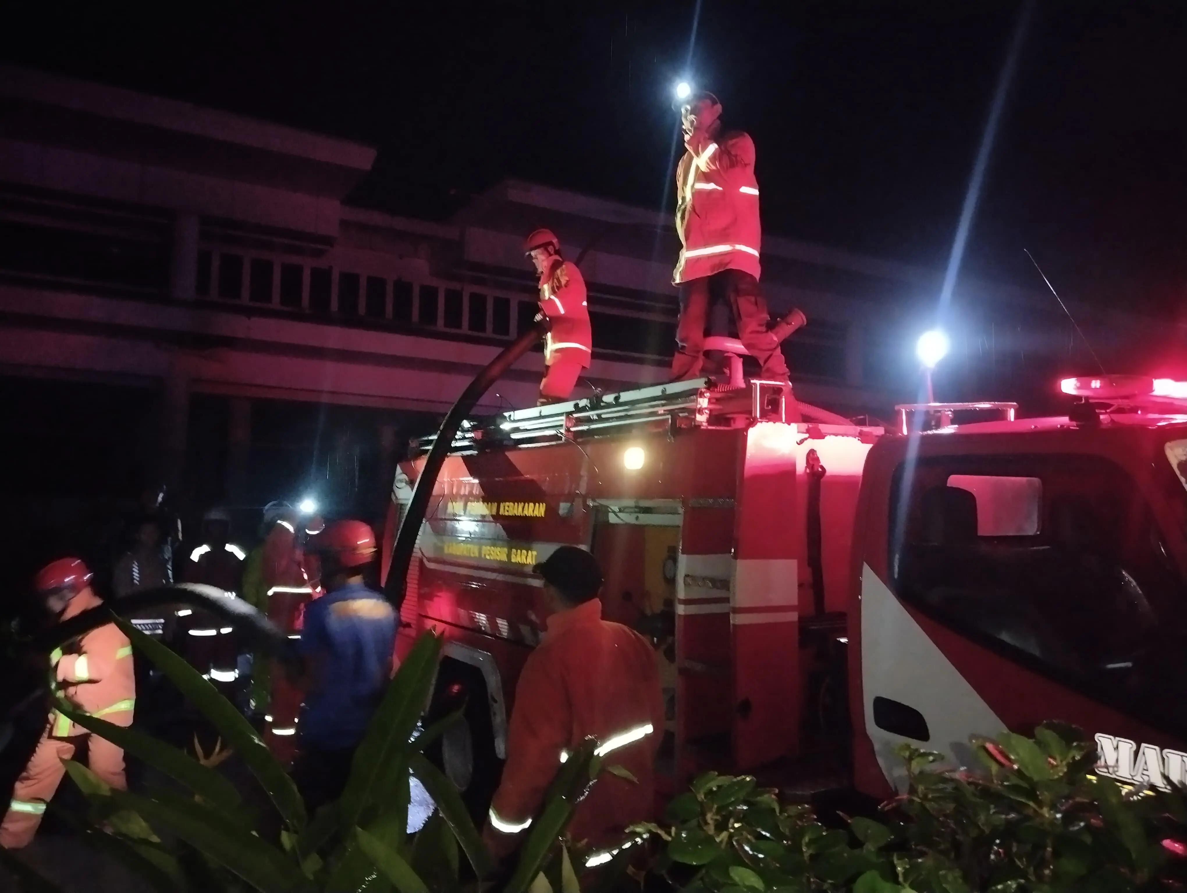 Akibat curah Hujan Deras Sebabkan Banjir, Air Masuk ke Kantor Pemkab Pesisir Barat
