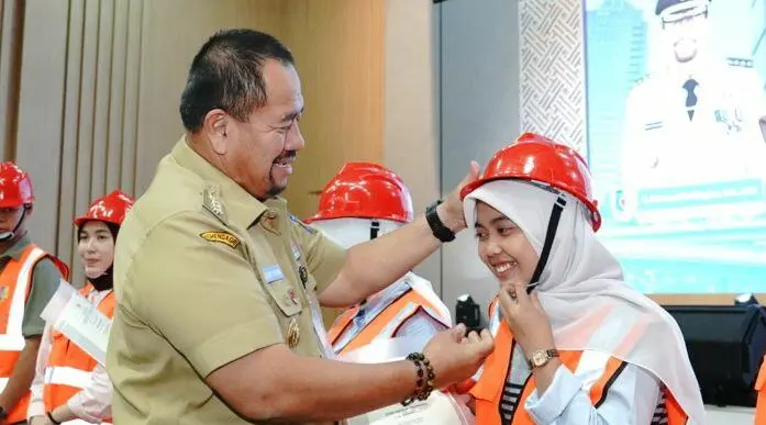 Tingkatkan Kualitas SDM, Bupati Batu Bara Serahkan 60 Sertifikat Kompetensi K3