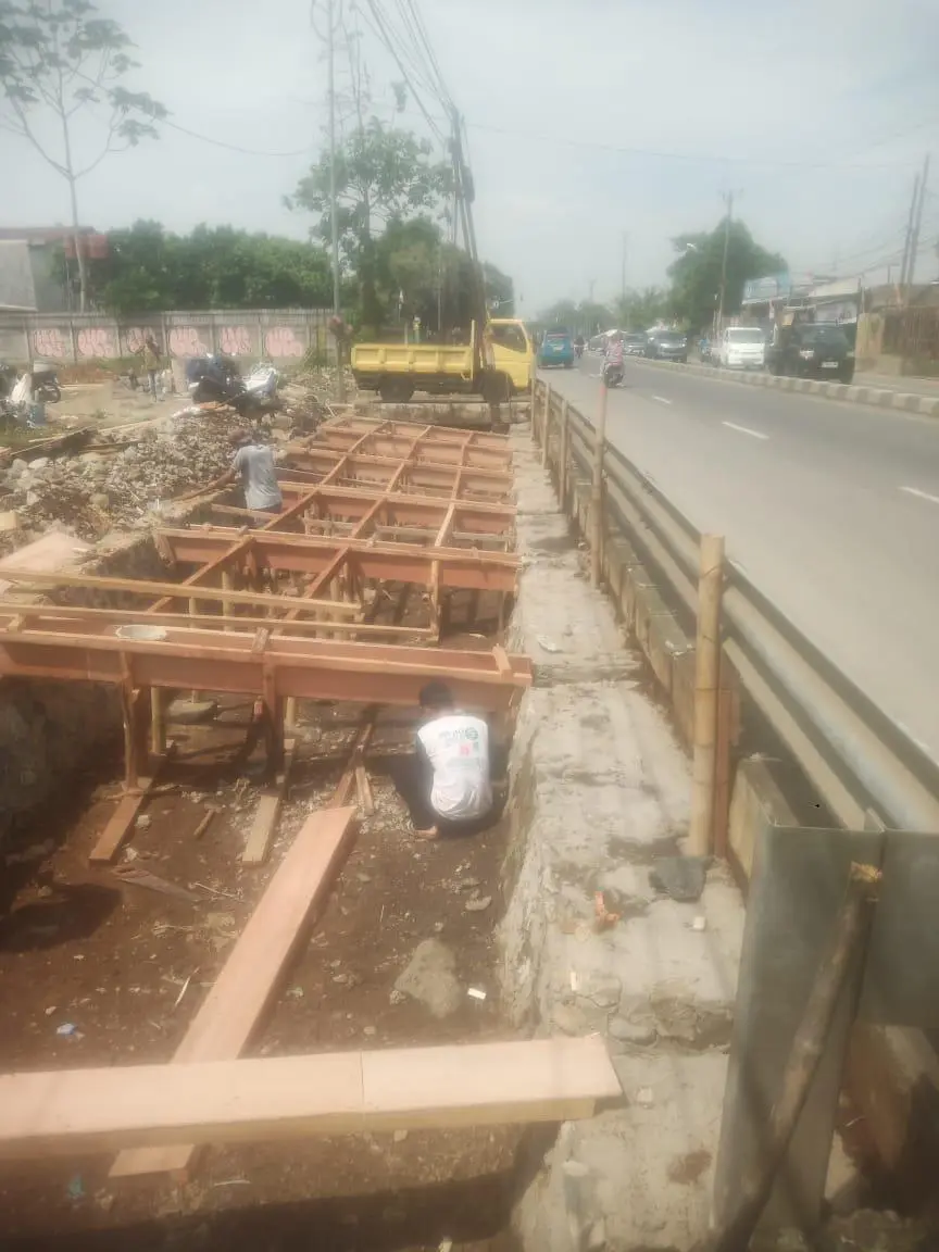 Proyek pengecoran jembatan di Jln Raya Kemang - Parung " Diduga Ilegal "