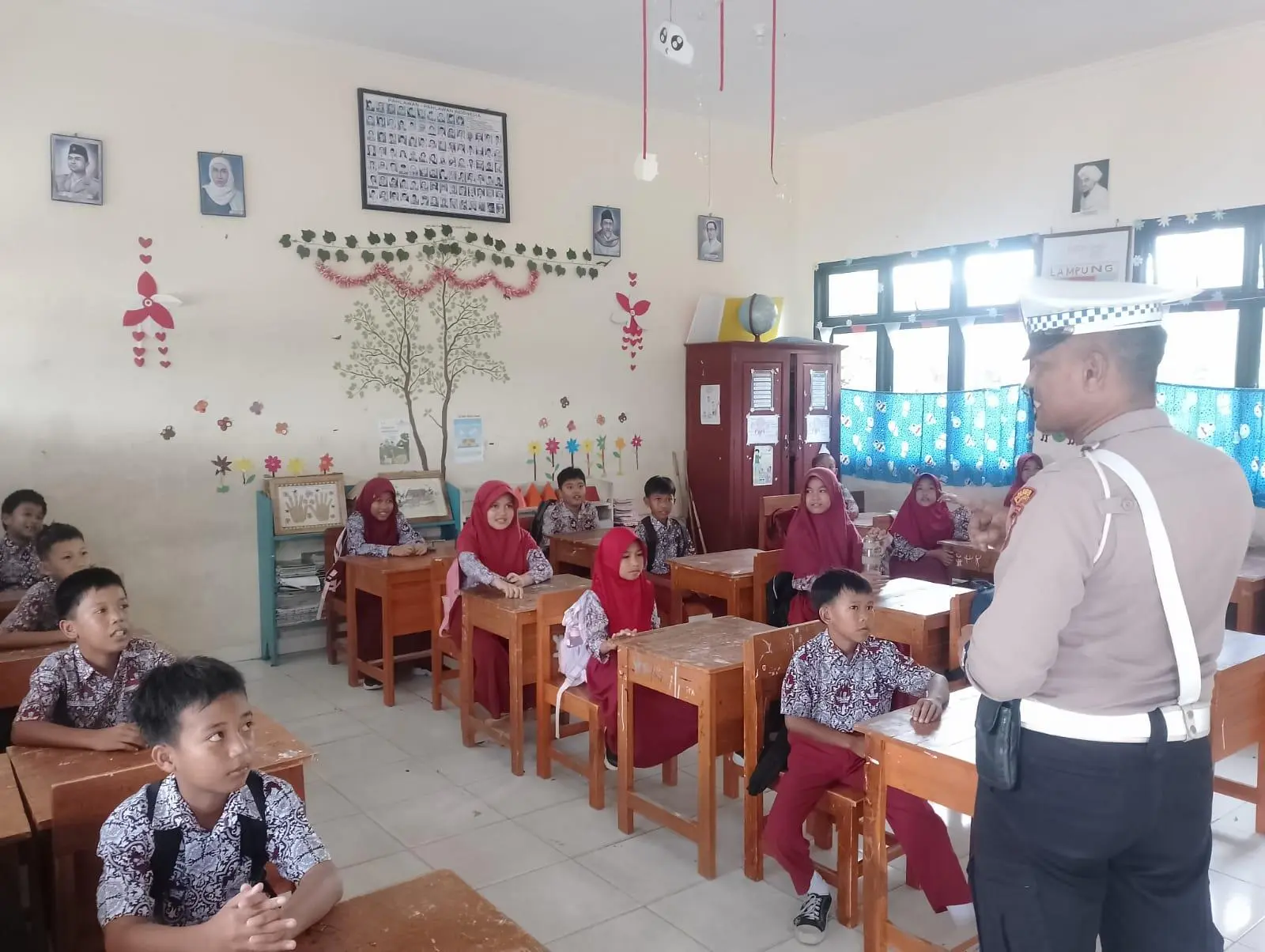 Sat Lantas Polres Pesisir Barat Berikan Edukasi Sadar Tertib Lalu Lintas kepada Anak-Anak