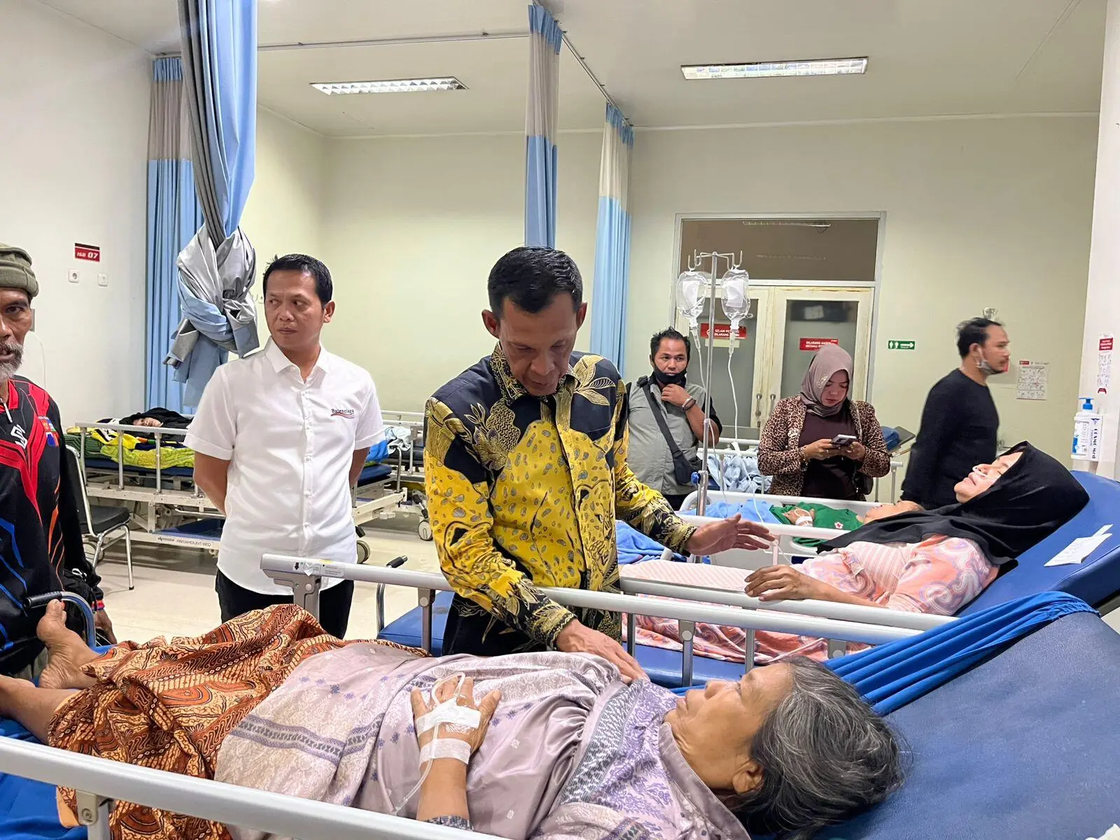 Wakil Bupati Bogor Tinjau Korban Ambruknya Majelis Taklim Asobiyah di RS PMI Kota Bogor Pastikan Dapat Perawatan Maksimal