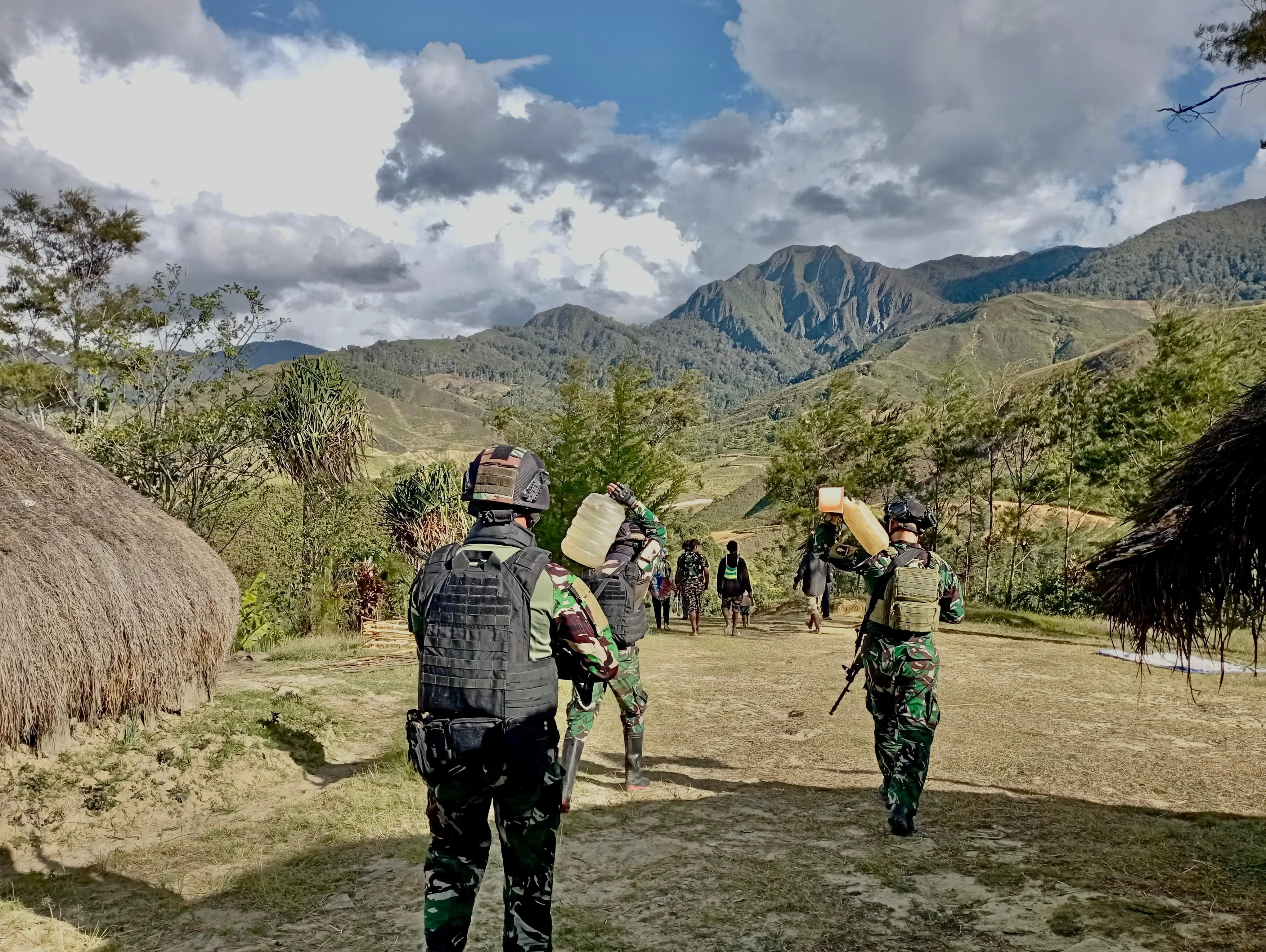 Satgas Yonif 511/DY Pos Malagay Penuhi Kebutuhan Air Bersih untuk Masyarakat Pedalaman Papua 