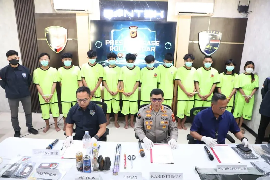 12 orang Tersangka Kasus Bom Molotov Berhasil Diamankan Polda Jabar , 11 orang yang Dihadirkan saat Konferensi Pers