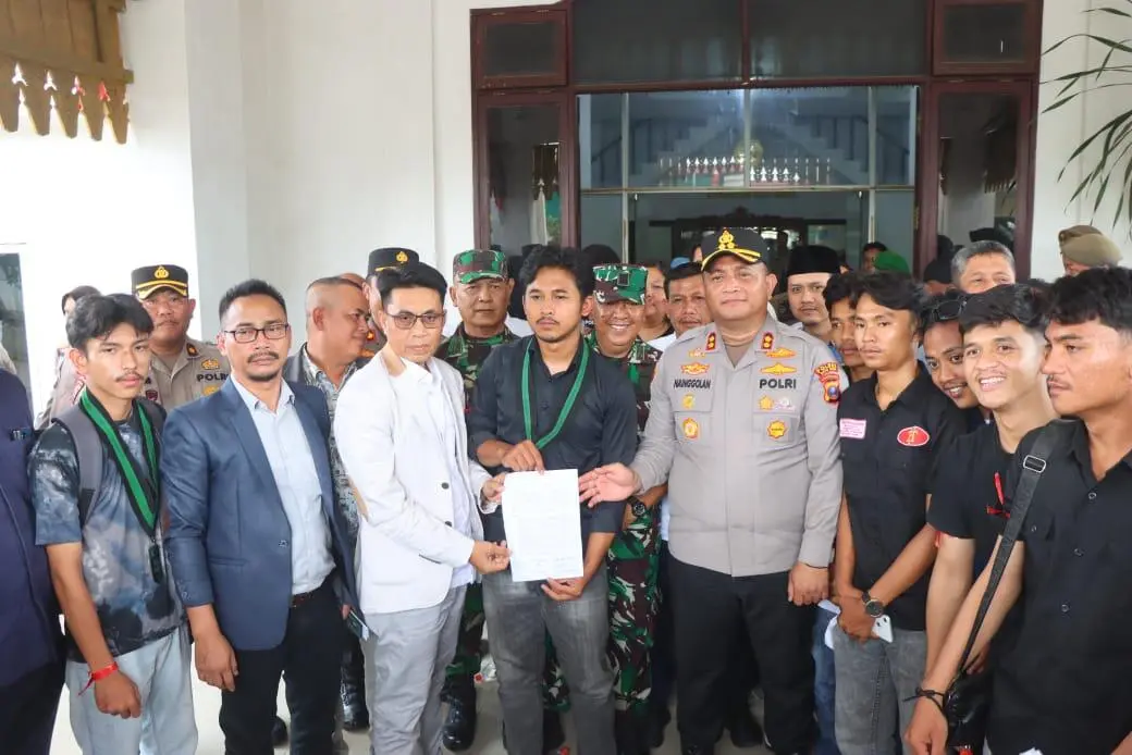 Kantor DPRD Batu Bara Digeruduk Maha Siswa Menyerukan Tuntutan !