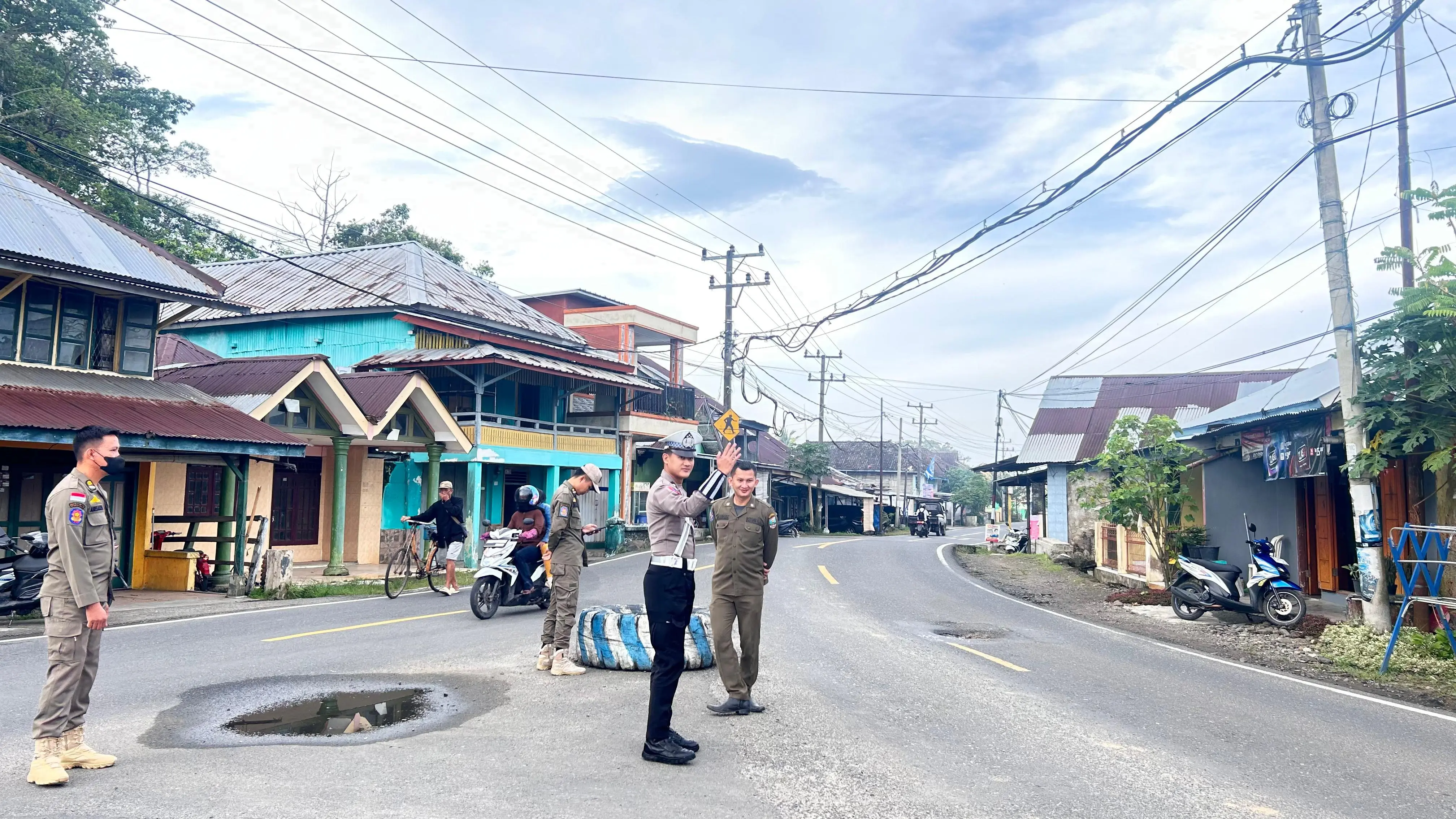 Tingkatkan ketertiban lalu lintas pagi hari sat lantas polres pesisir barat gelar PAM rawan di titik-titik rawan