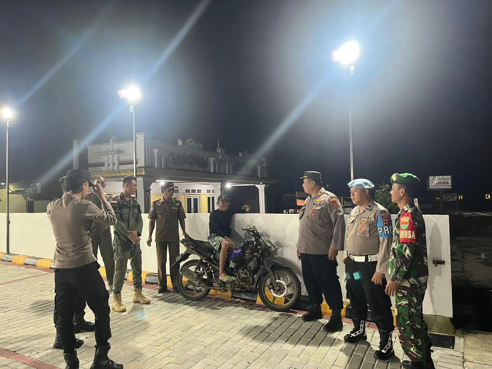 Polsek Pesisir Utara Patroli Gabungan Bersama TNI dan Polpp Demi Menciptakan Kondusifitas Wilayah