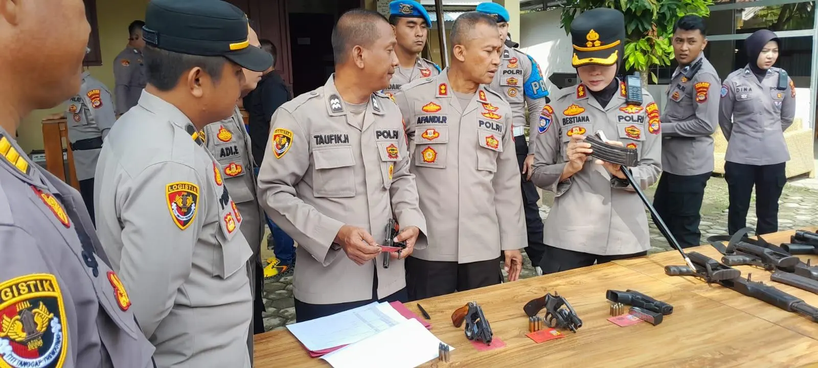 Polres Pesisir Barat Laksanakan Pengecekan Senpi dan Kendaraan Dinas Bersama Rolog Polda Lampung