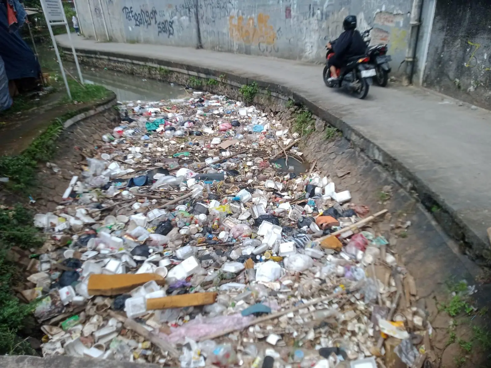 Sampah Bertumpuk Di Sungai, Akibat Rendahnya Kesadaran Warga