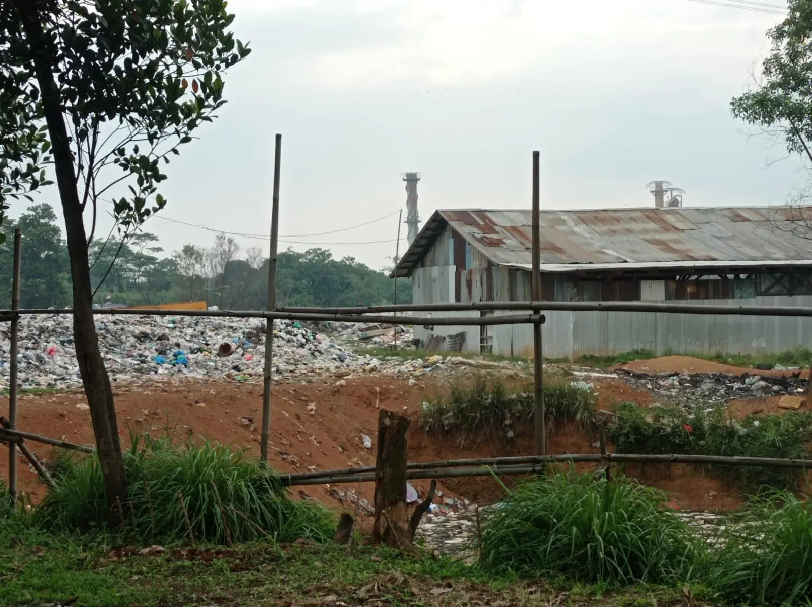 ‎Pembuangan dan Pembakaran Sampah Ilegal di Kawasan Kirab Desa Dayeuh Dikomplain Warga