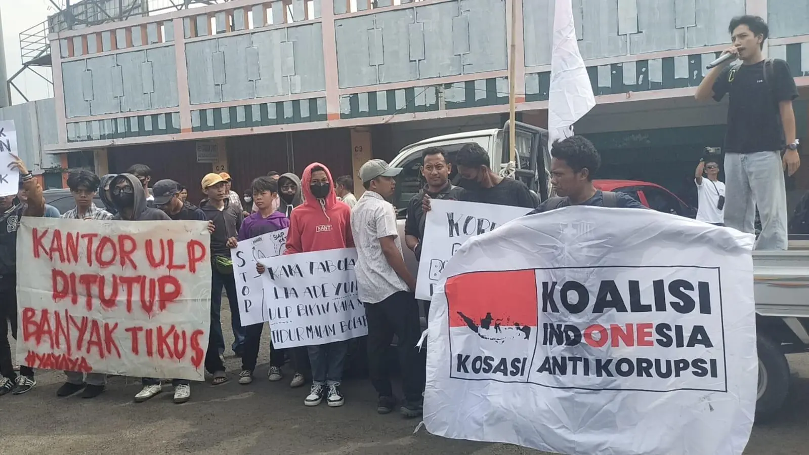 Getar,Kantor ULP BJ Kabupaten Bogor Digeruduk Koalisi Indonesia Anti Korups