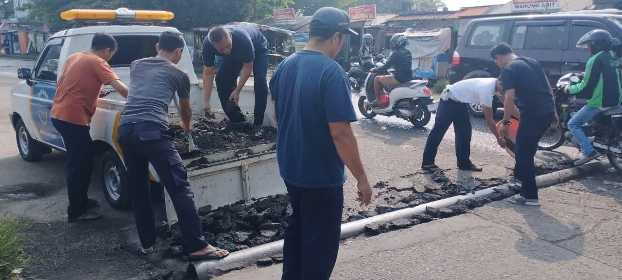 Petugas Terminal Dan PKL Tambal Sulam Jalan Yang Berlubang 
