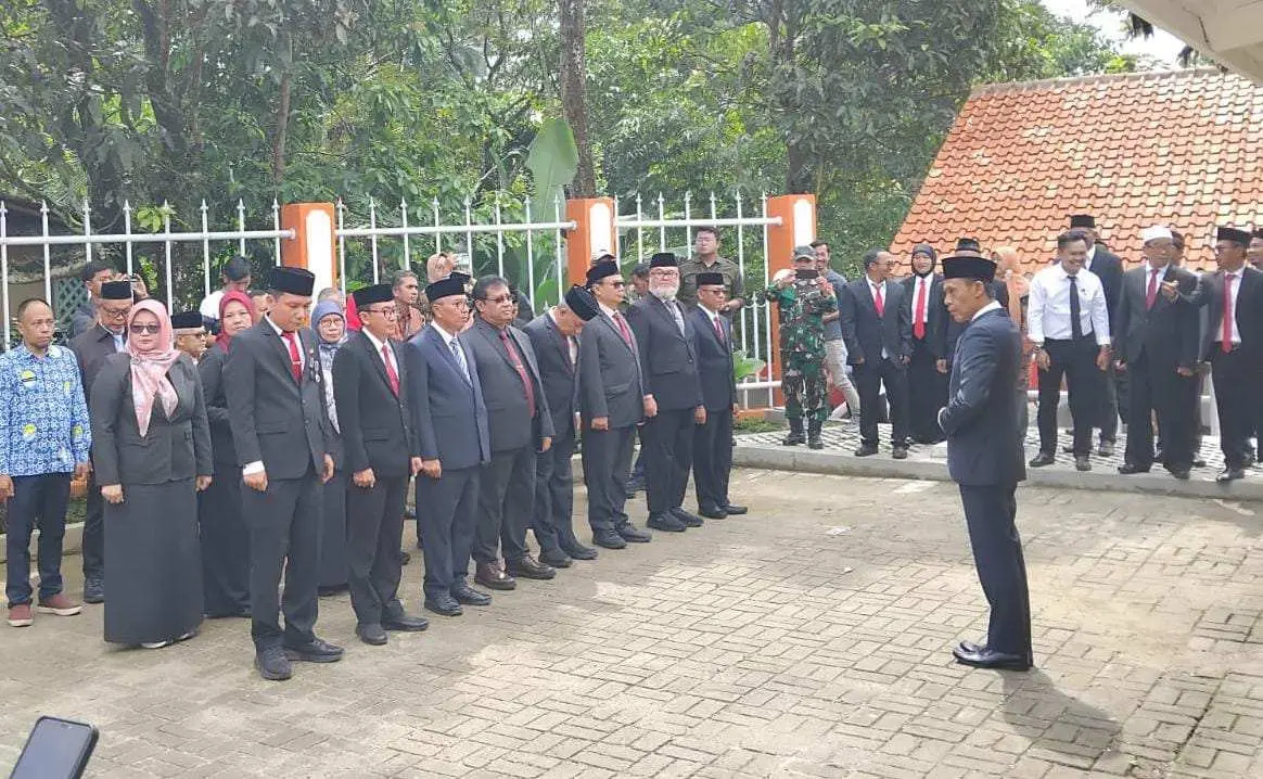 Kenang Sejarah Awal Mula Berdirinya Kabupaten Bogor Wabup Ade Ruhandi Kembalikan Duplikat Bendera Merah Putih ke Desa Malasari