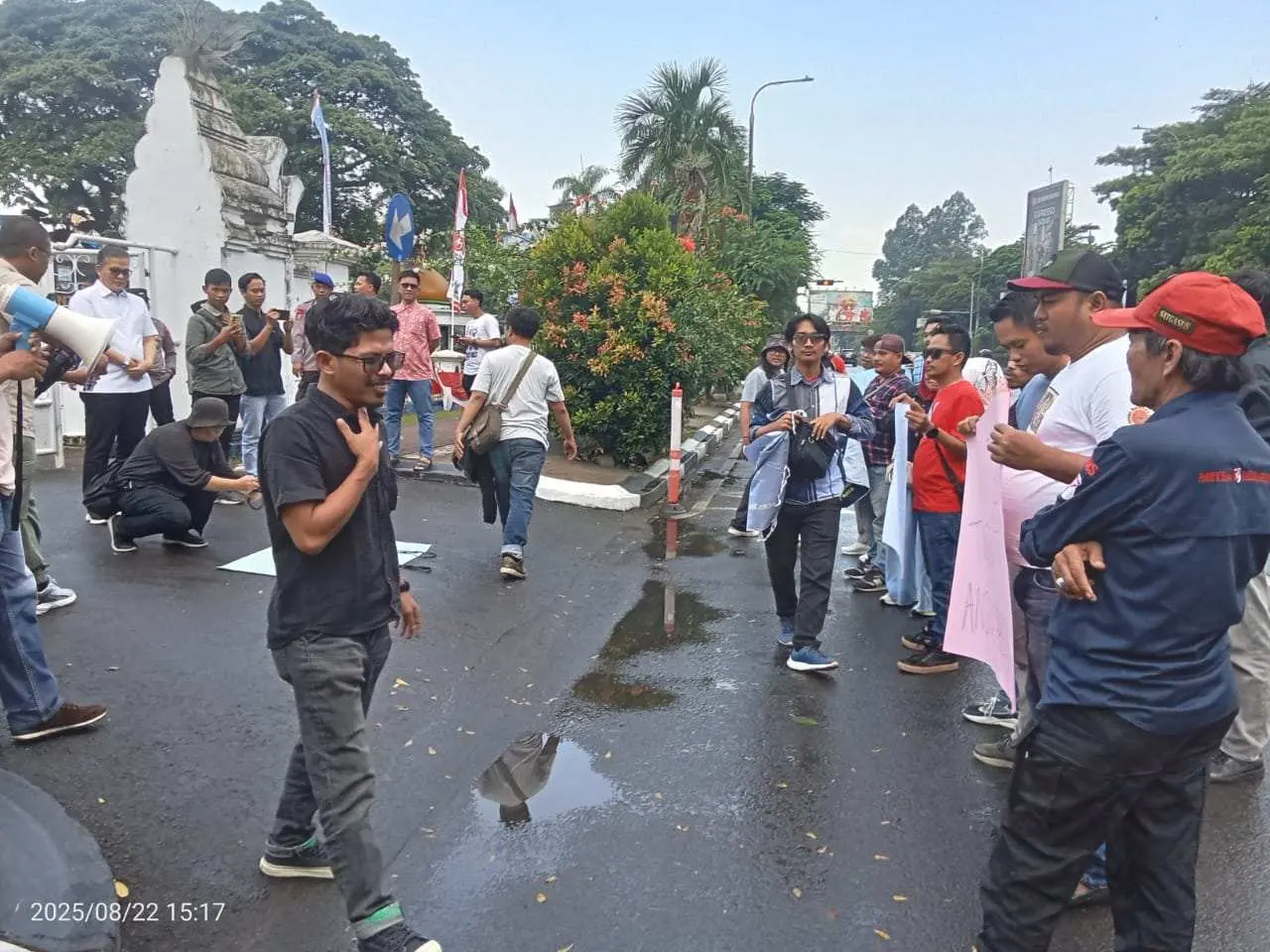 Akibat Wartawan Dikeroyok Saat Liputan, Puluhan Wartawan Serang Raya Tuntut Perlindungan dan Tegakkan Kebebasan Pers