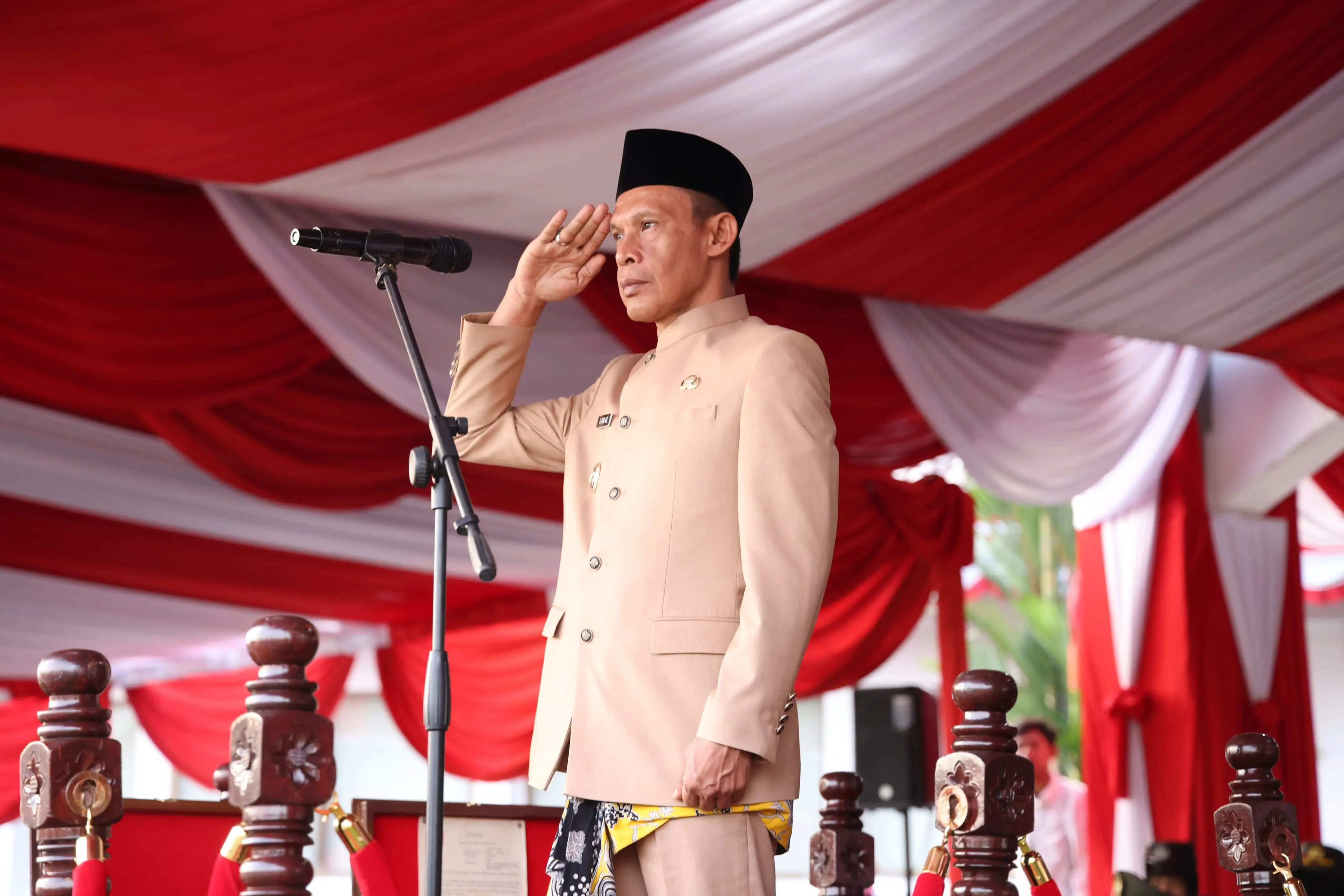 Jaro Ade Pimpin Upacara Penurunan Bendera Merah Putih