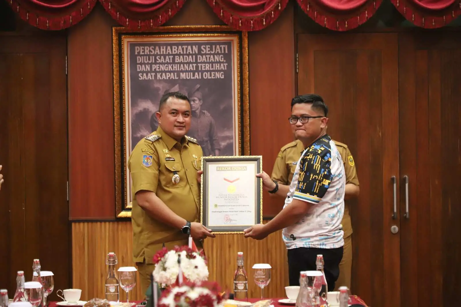 Bupati Bogor Bangga FPTI Torehkan Rekor MURI Lewat Pengibaran Bendera Raksasa di Tebing Lidah Jegger