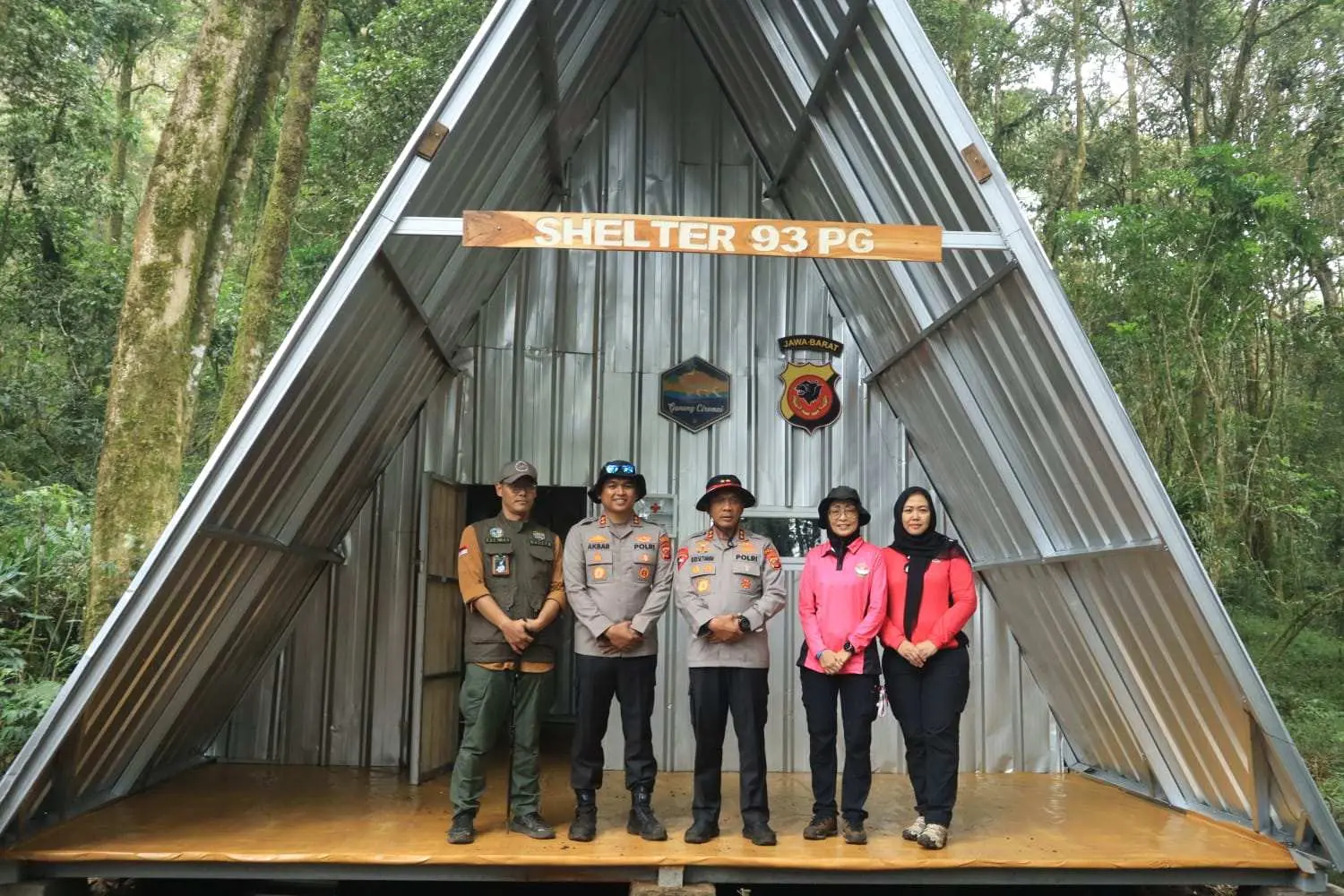 Kapolda Jabar Resmikan Shelter Pesat Gatra 93 di Gunung Ciremai, Sekaligus Pimpin Pendakian Jelang HUT Ke-80 RI