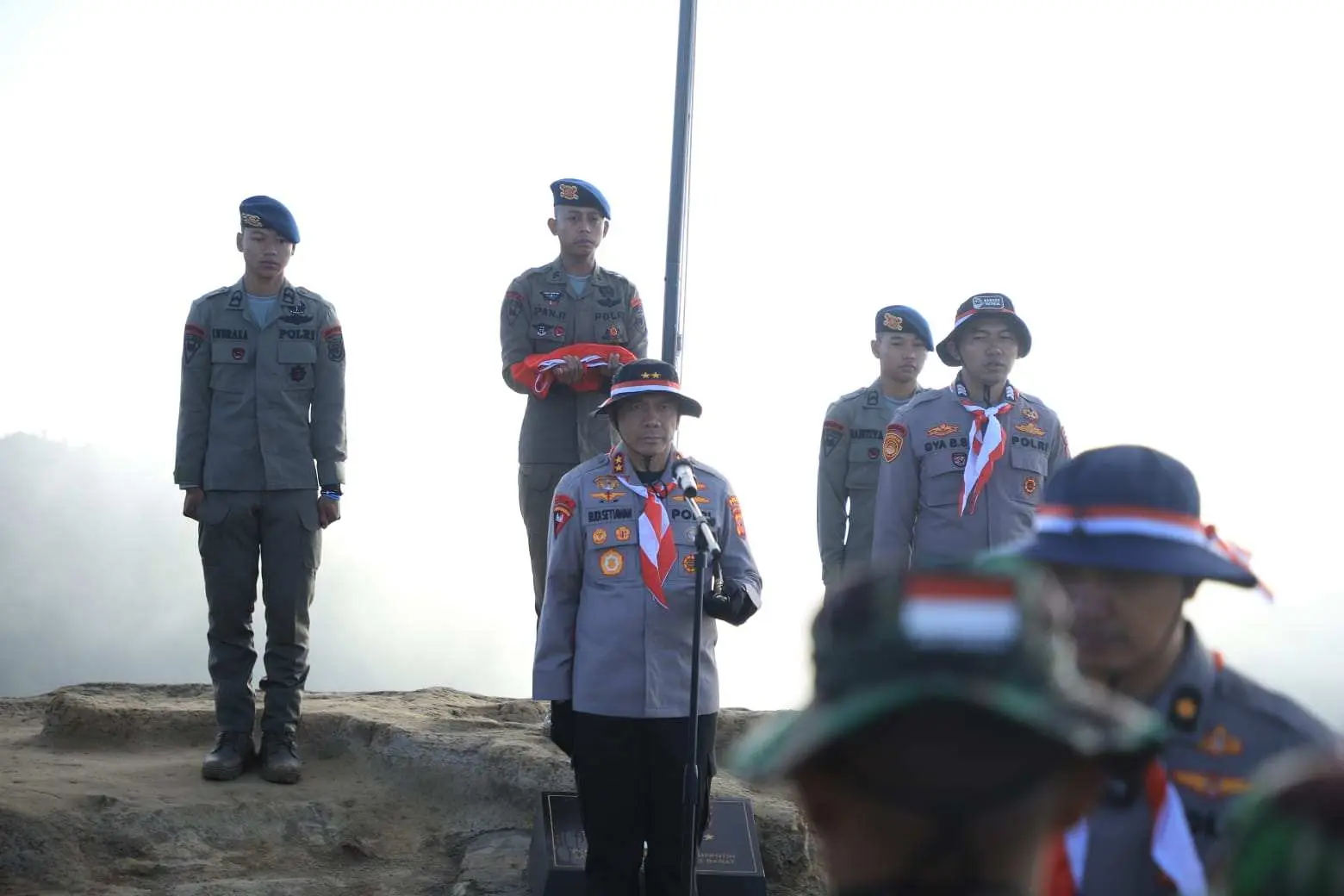 Jelang HUT RI ke-80, Polda Jabar Kibarkan Bendera Merah Putih di Puncak Gunung Ciremai