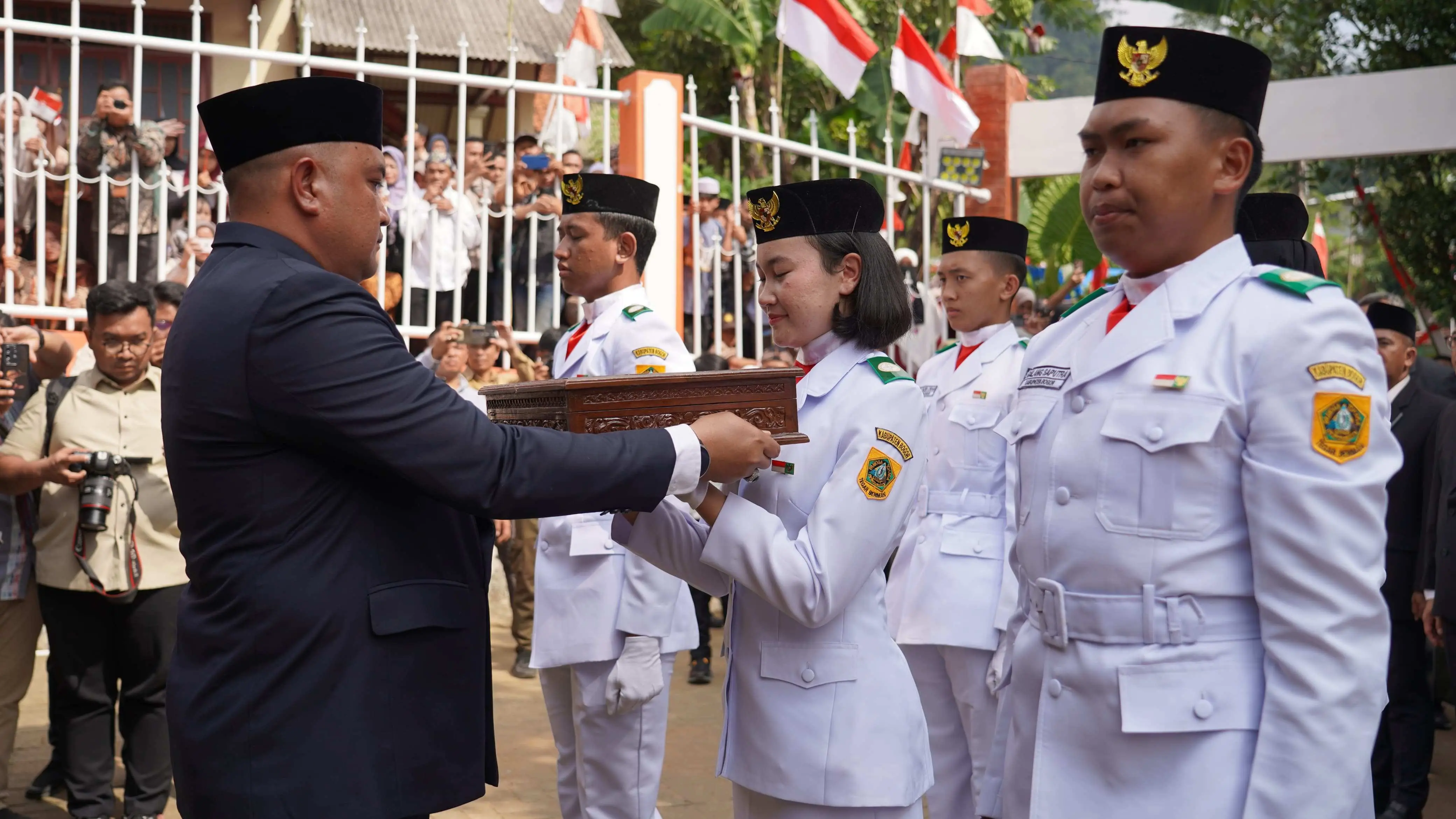 Jelang Peringatan HUT RI Bupati Bogor Jemput Bendera Pusaka dari Desa Malasari Menuju Tegar Beriman Gaungkan Semangat Kemerdekaan