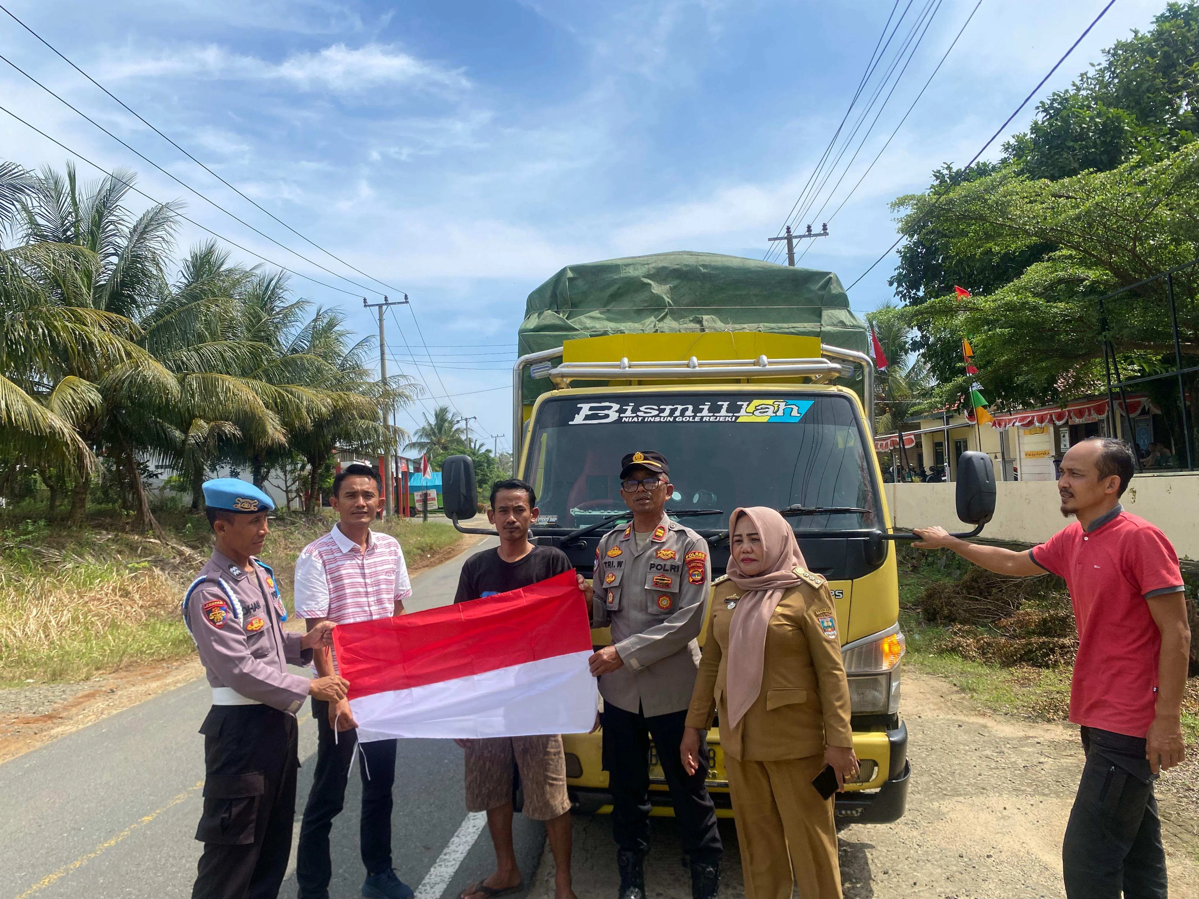 Jelang HUT RI ke-80, Polsek Bengkunat Bagikan Bendera Merah Putih