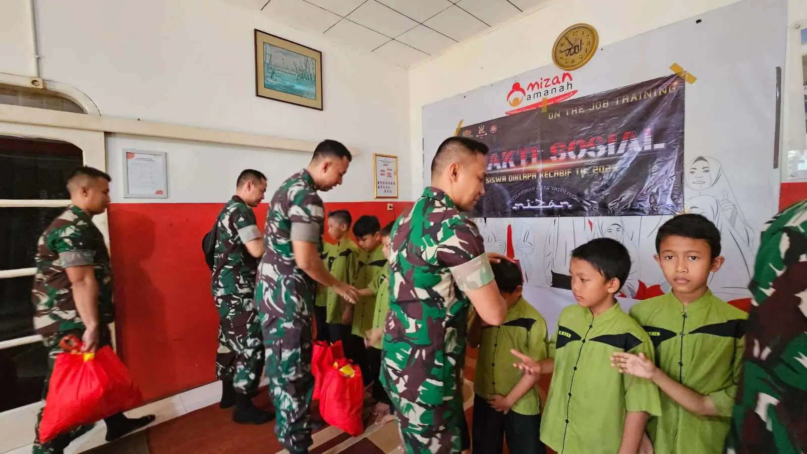 Mempererat Kemanunggalan TNI Dan Rakyat Puluhan Siswa Diklapa Infanteri TNI AD Santuni 50 Anak Yatim Piatu