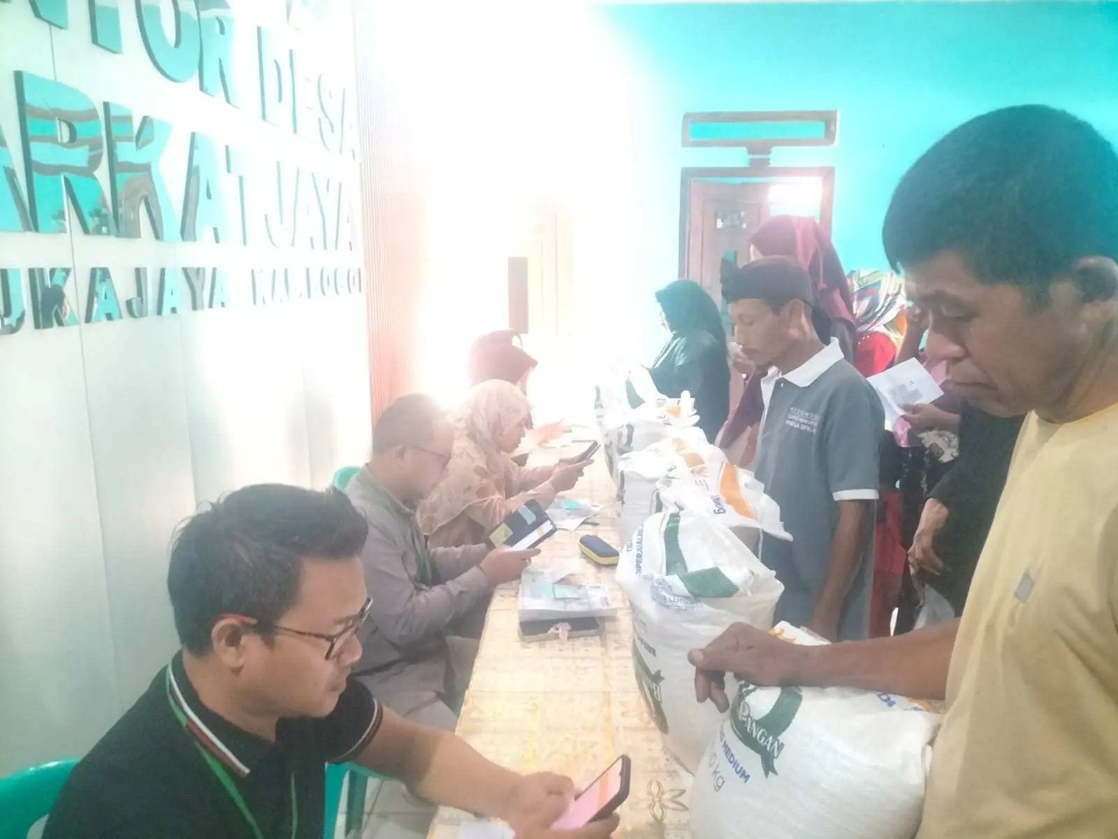 Desa Harkatjaya Salurkan Bantuan Beras Bulog untuk 664 KPM, Dipastikan Tepat Sasaran