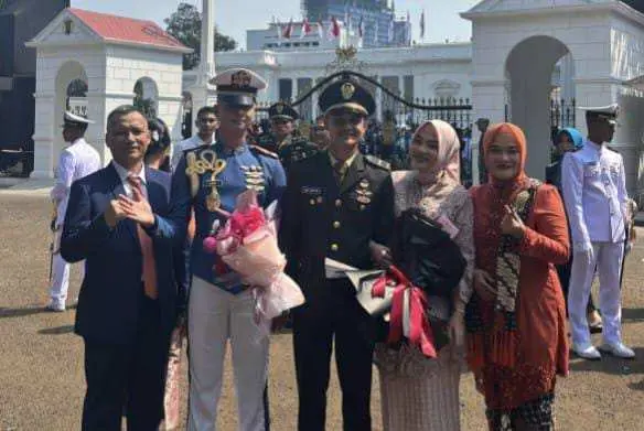 Makmur Hidayat dan Nurhanisda, Pasangan Kelahiran Krui Pesibar Ini Terharu: Dua Putranya 'Bergilir' Jadi Perwira Remaja TNI