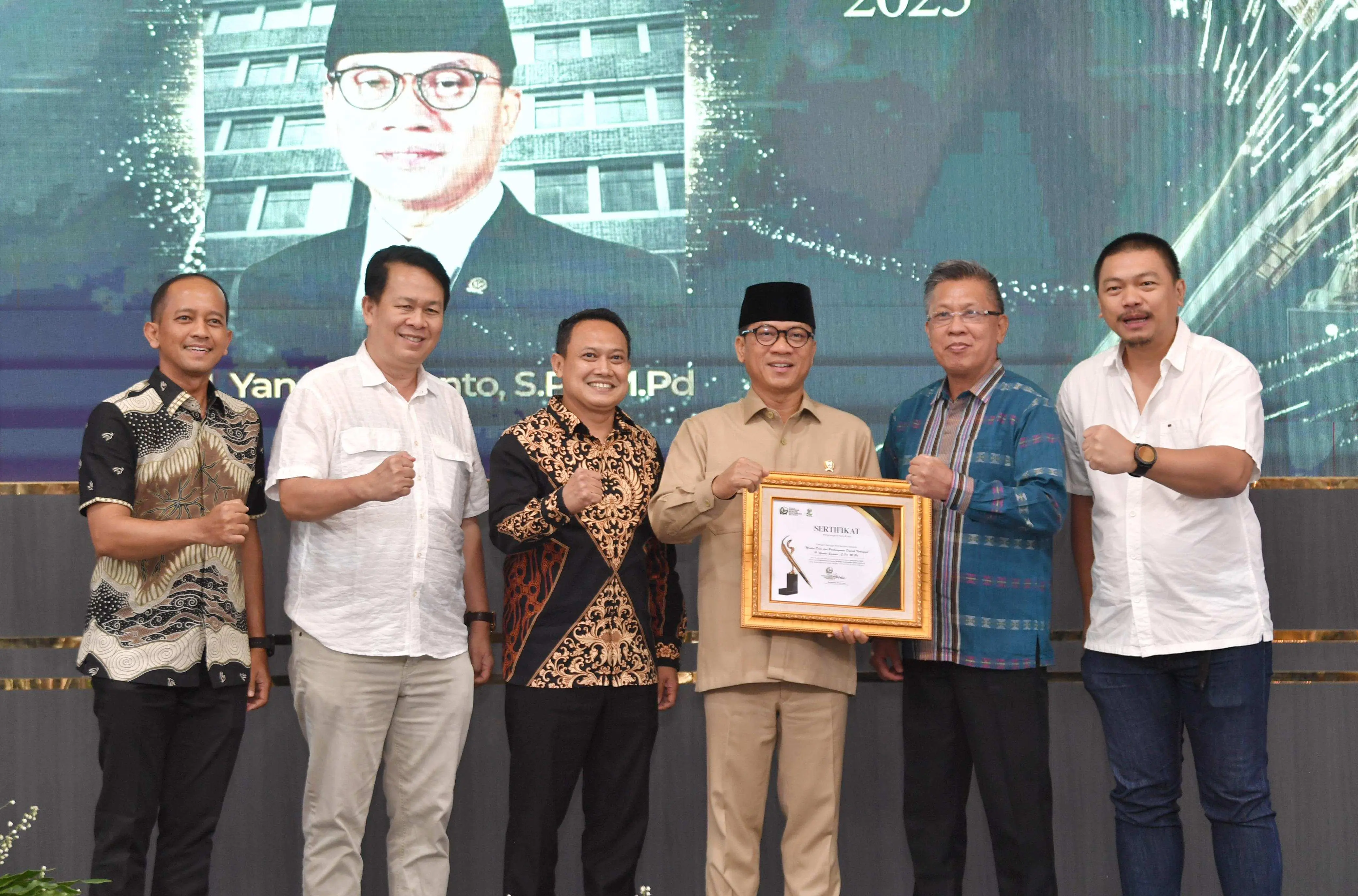 Menteri Desa Yandri Susanto Terima Penghargaan Pena Emas 2025 dari Forum Pimred