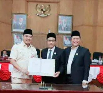 DPRD Batu Bara Gelar Paripurna Pendapat Akhir Fraksi Dan Penandatanganan Persetujuan Raperda RPJMD 2025-2029