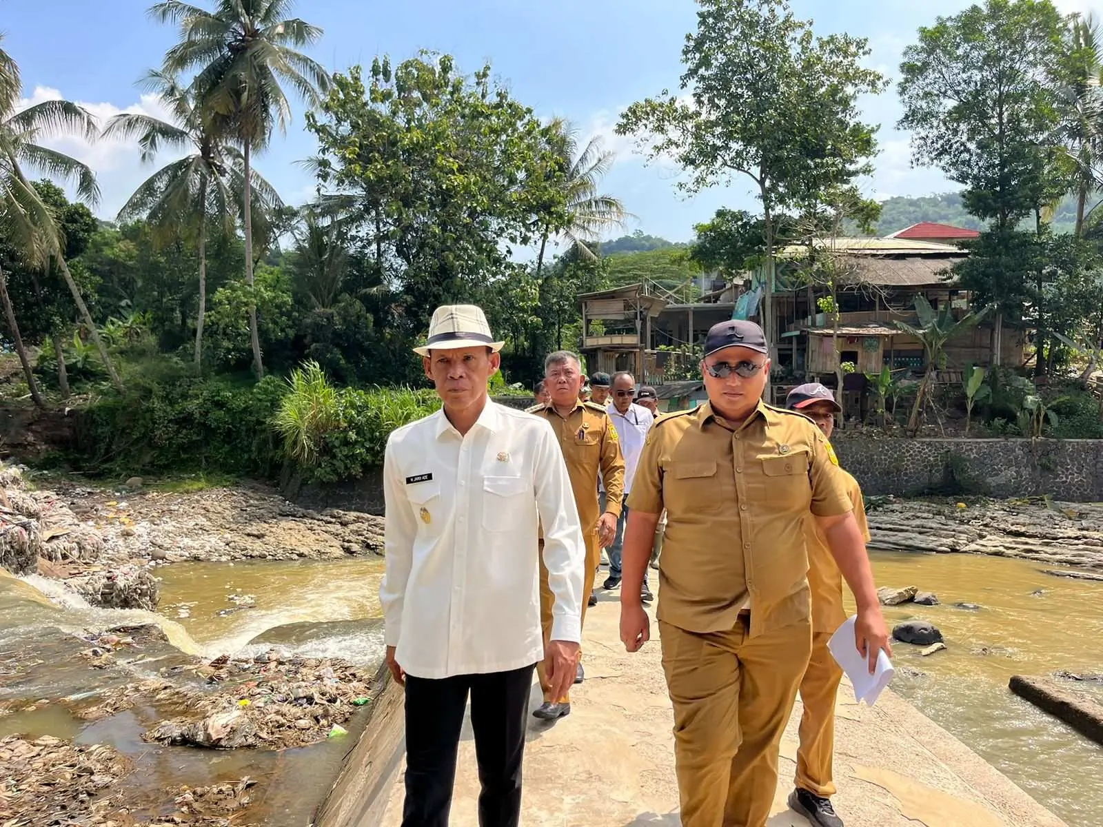 Jaro Ade Sidak Irigasi Rusak di Desa Kalong Liud, Pastikan Diperbaiki Tahun Ini