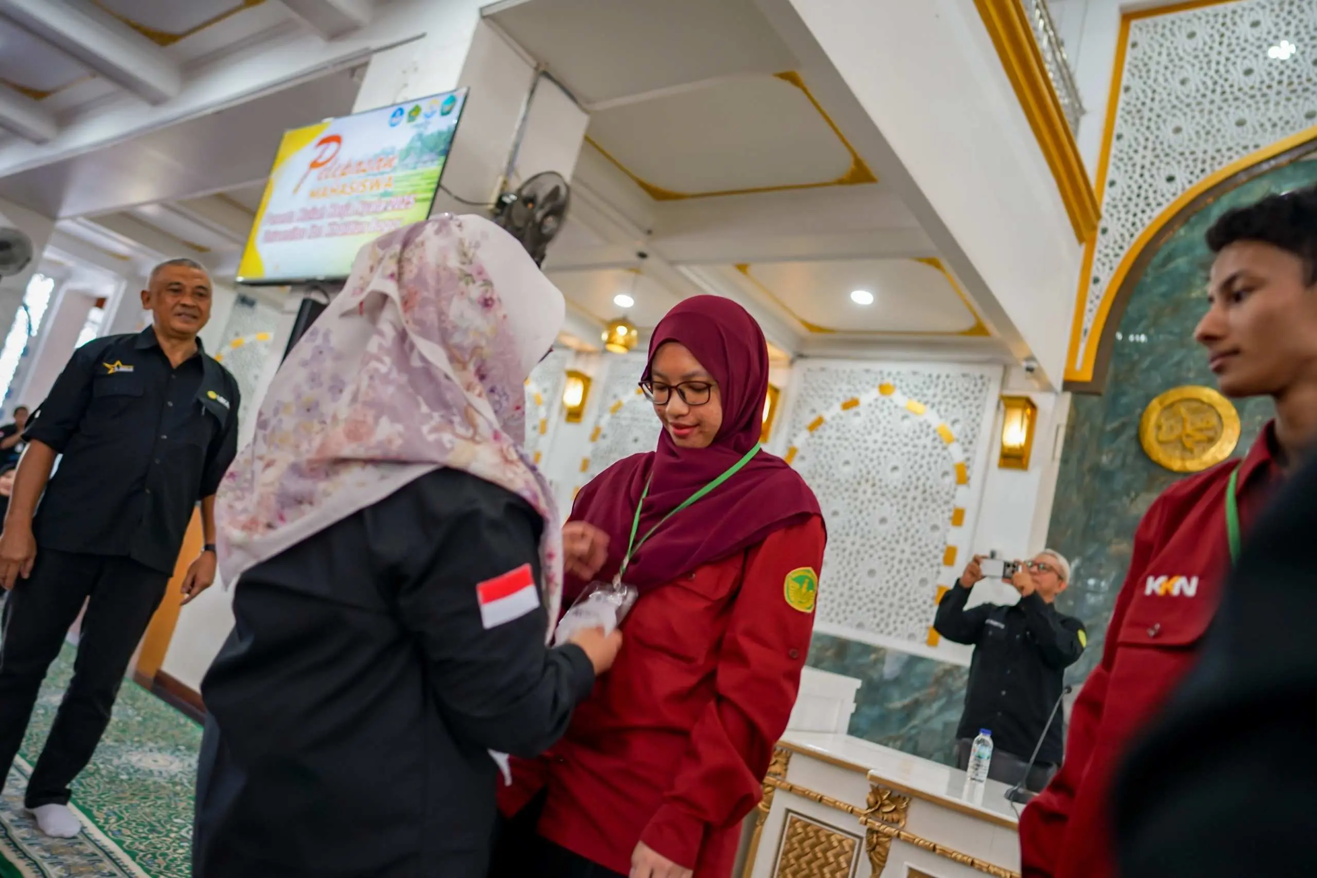 UIKA Bogor Lepas 1.165 Mahasiswa untuk KKN reguler dan 28 Mahasiswa Ikut Program Internasional