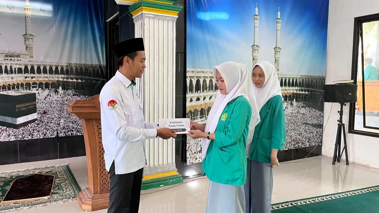 MAN 2 Bogor Berbagi Kasih Kepada Yatim Lewat Santunan