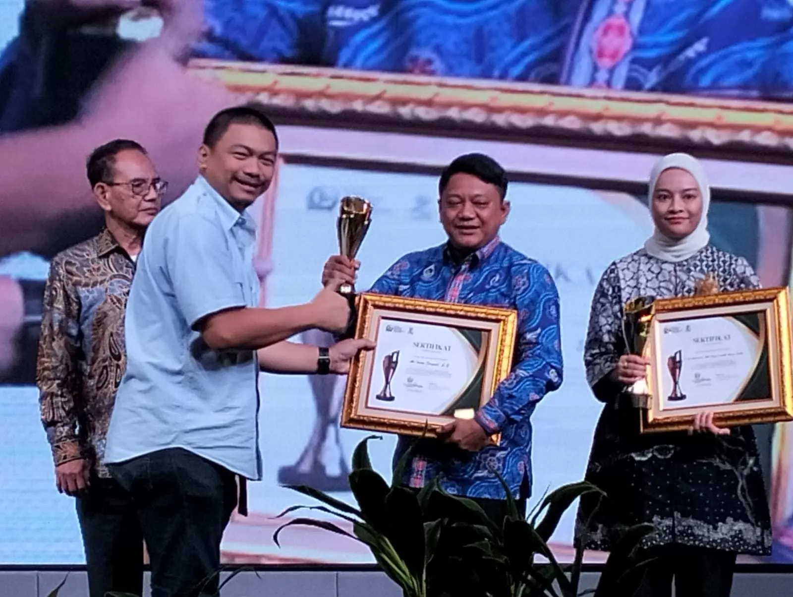 ‎Dirut Tirta Patriot Raih Penghargaan Pemimpin Visioner 2025, Bukti Transformasi Air Bersih di Kota Bekasi