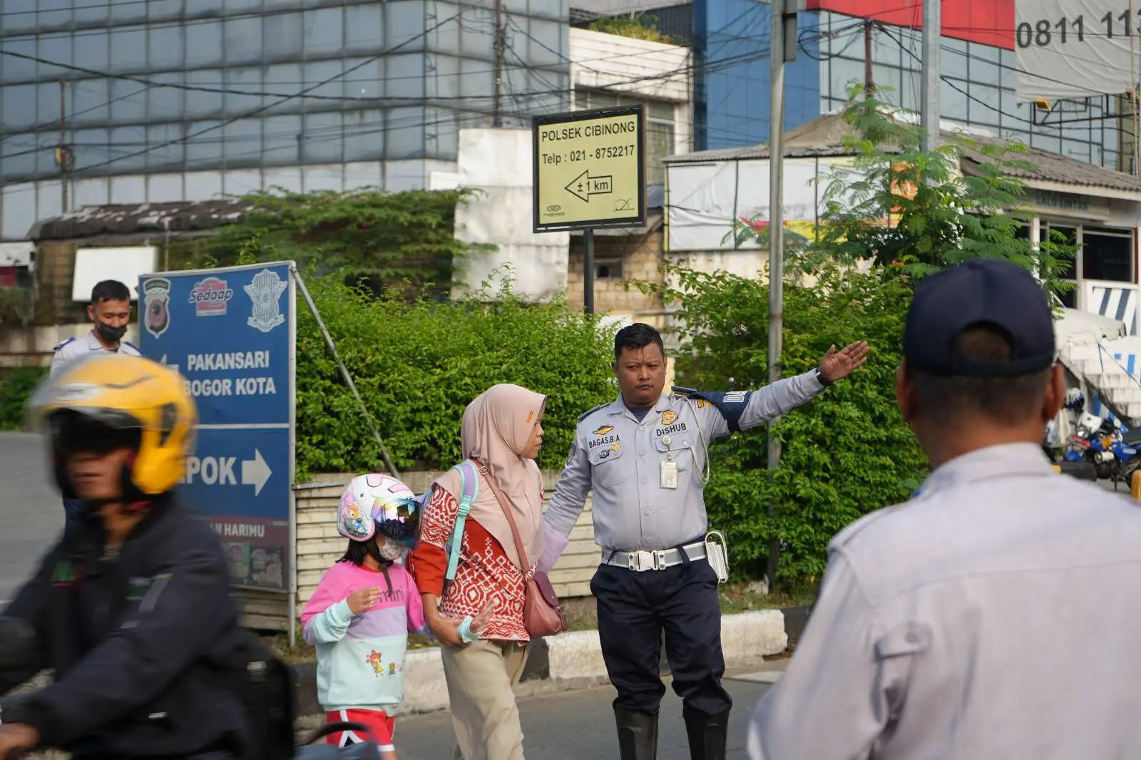Dishub Pasang Rambu Larangan Parkir di Simpang Cibinong Atasi Kemacetan