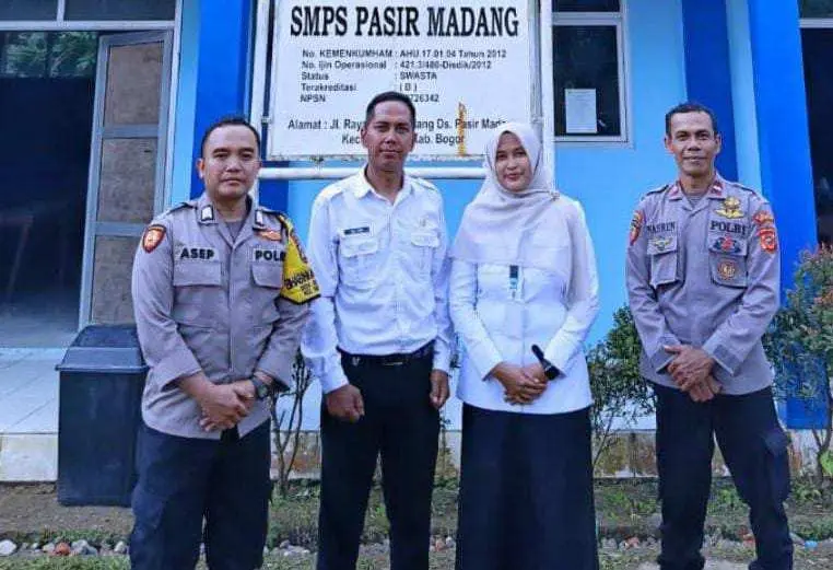 Kapospol Sukajaya Aipda Nasrin dan Bripka Asep Supriatna Beri Arahan kepada Siswa Baru SMP Pasir Madang, Fokus Bahaya Narkoba