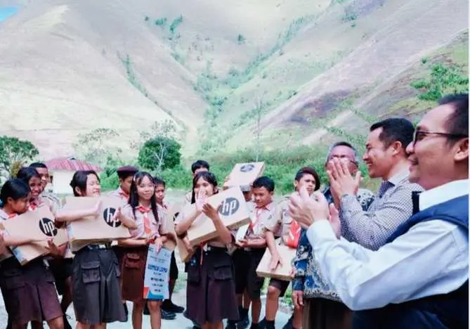 PT Inalum Bantu 16 Unit Laptop Untuk SMPN 2 Harian Kabupaten Samosir 