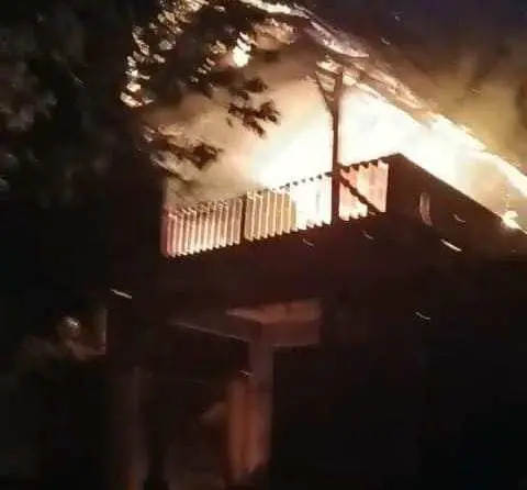 Kebakaran Rumah dikampung Tonjong Dapat diatasi Damkar Sektor Cariu